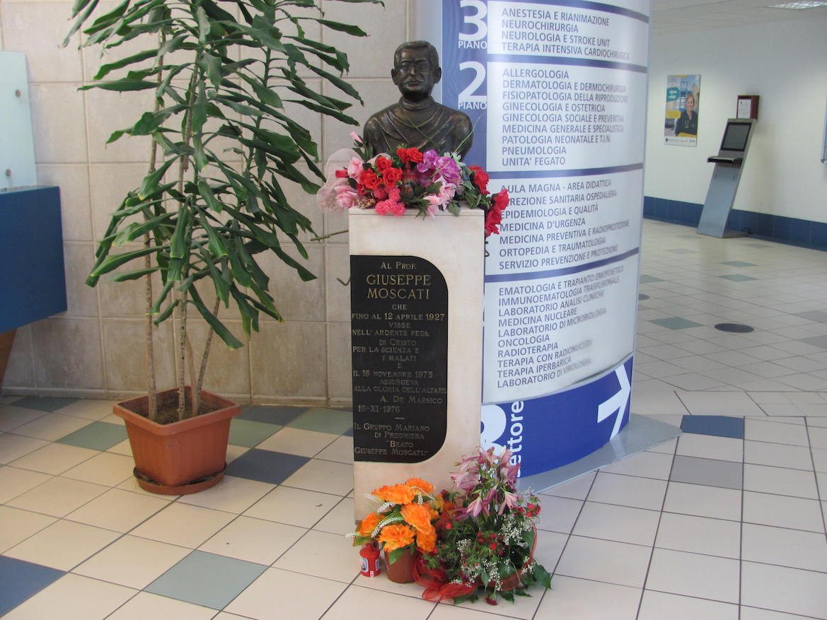 Giuseppe Moscati's bust in Avellino5.JPG